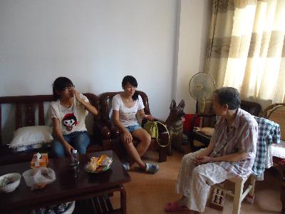 志愿服务队队员在王钟涛老师家交谈
